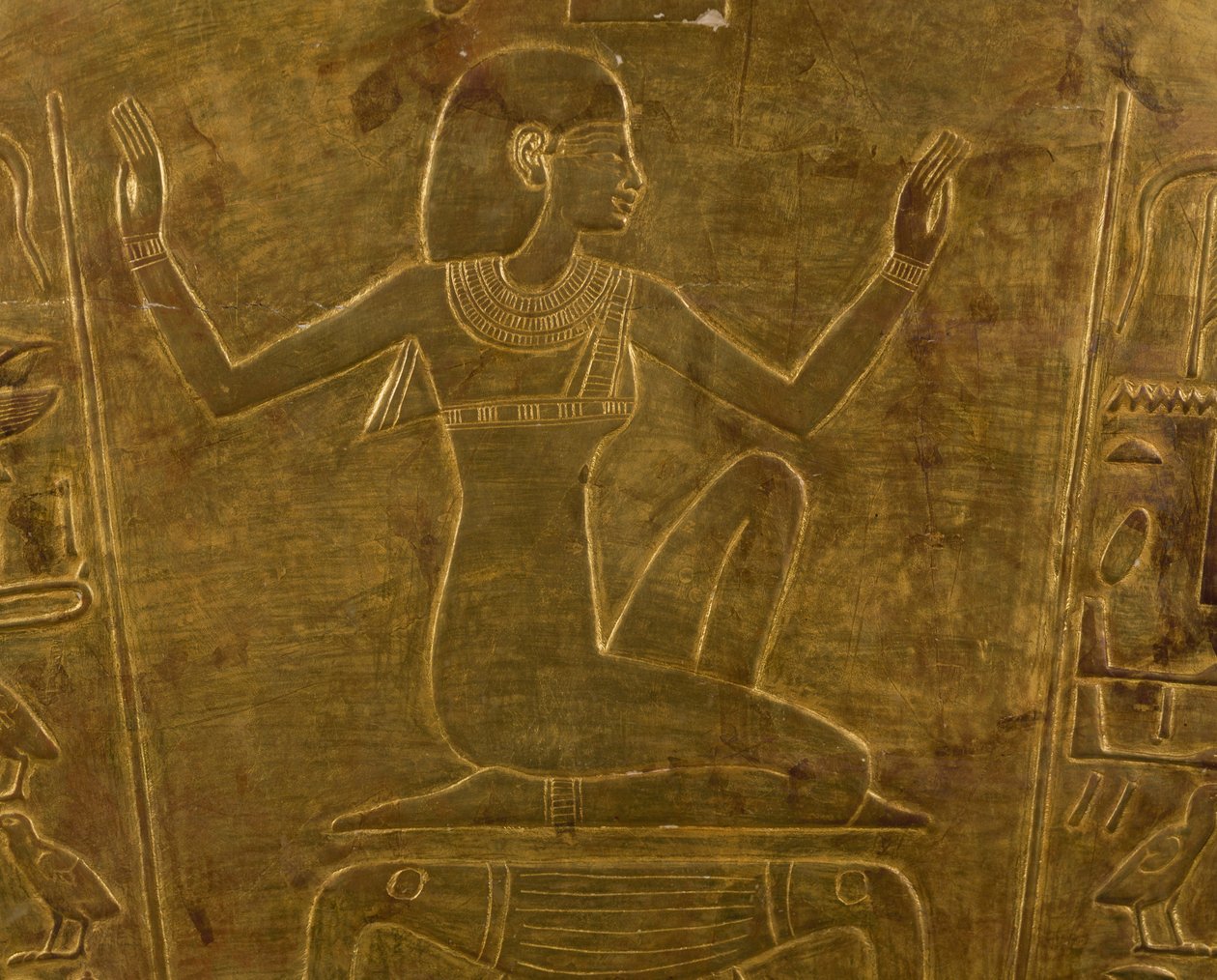 A deusa Ísis, pormenor decorativo do sarcófago da rainha Tuya, mãe de Ramsés II, madeira dourada, Civilização Egípcia, Novo Reino, Dinastia XIX de Egyptian 19th Dynasty