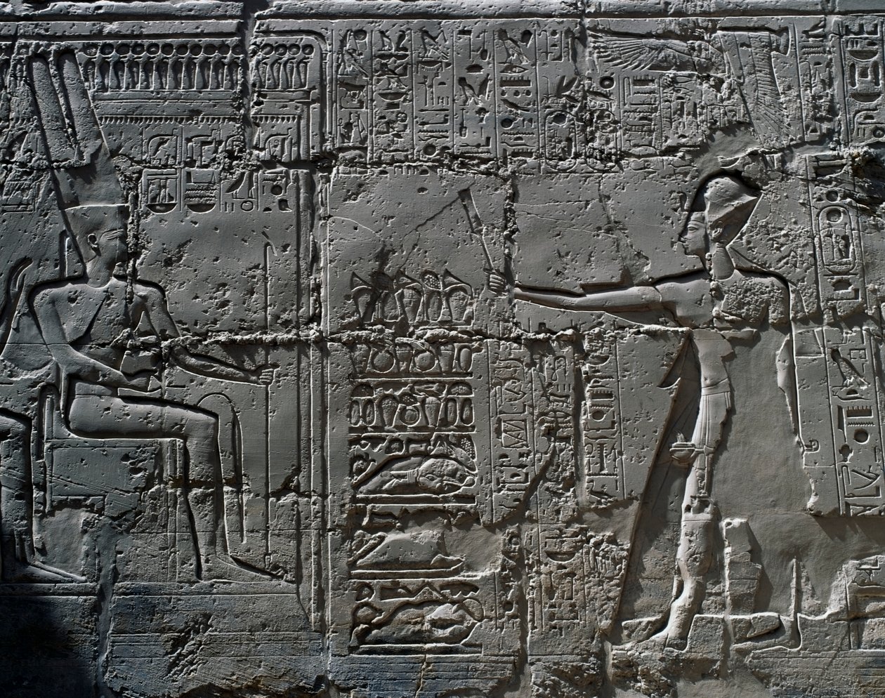 O rei diante do deus Amon, pormenor de cenas de oferendas aos deuses, relevo, paredes interiores do Grande Salão Hipostilo, complexo do templo de Karnak (Lista do Património Mundial da Unesco de Egyptian 19th Dynasty