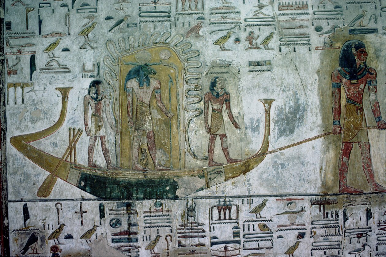 O deus do sol Ra no Barco da Noite, protegido por espirais de serpentes, rebocado nas águas sob a terra, Novo Reino, c.1318 aC (relevo policromado) de Egyptian 19th Dynasty