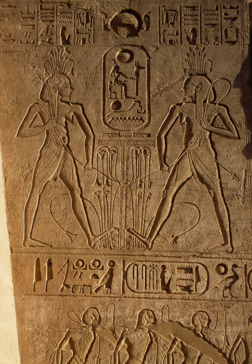 União entre o Alto e o Baixo Egipto e cartela do Faraó, relevo na base dos tronos, Templo de Ramsés II, Abu Simbel, Egipto, Novo Reino, Dinastia XIX de Egyptian 19th Dynasty