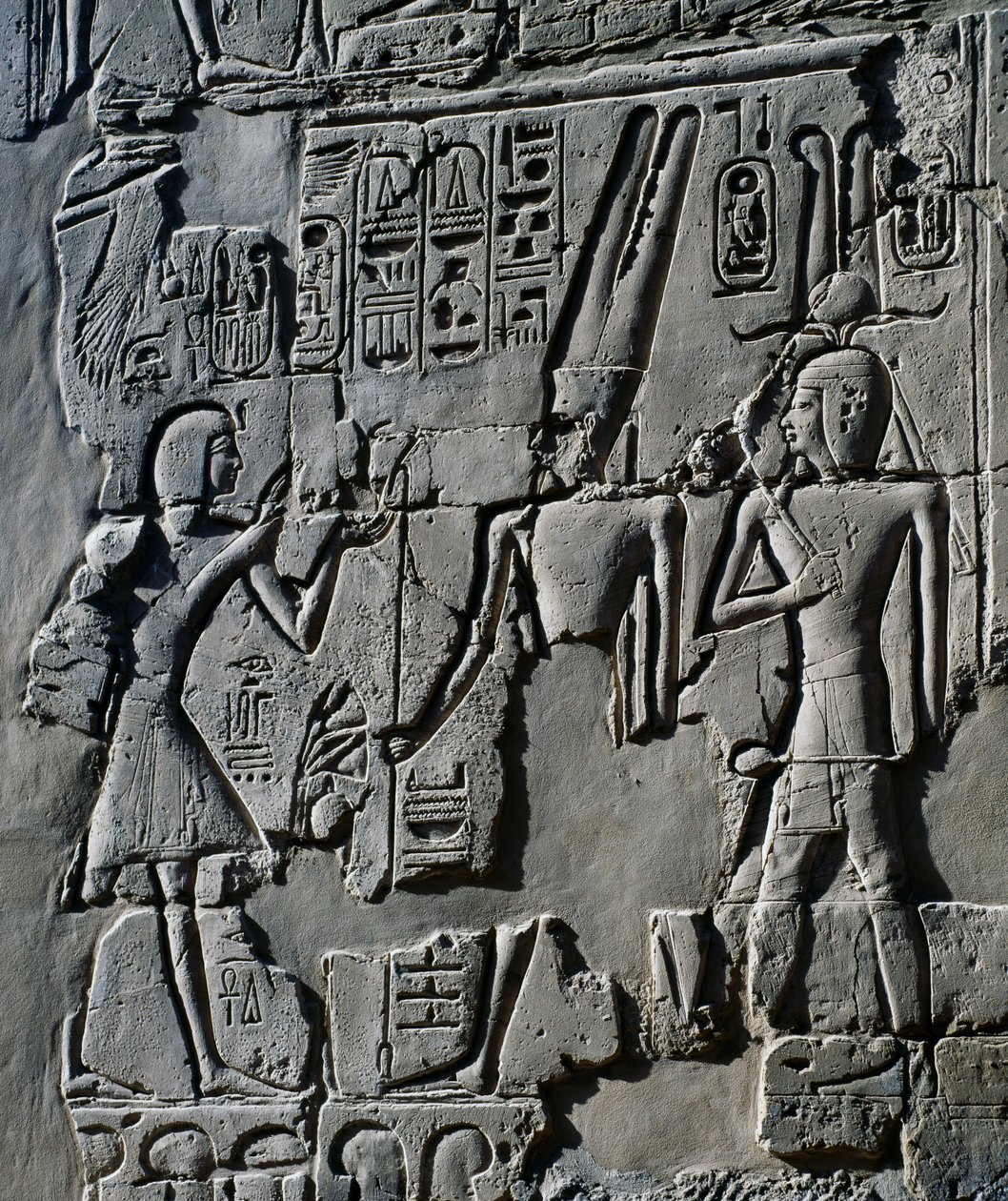 O jovem Ramsés II diante do deus Amon, pormenor de cenas de oferendas aos deuses, relevo, paredes interiores do Grande Salão Hipostilo, complexo do templo de Karnak (Lista do Património Mundial da Unesco de Egyptian 19th Dynasty