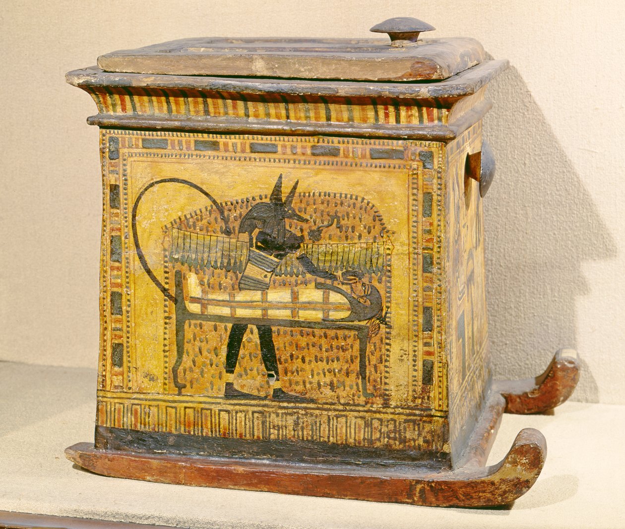 Anubis Mummifying the Dead, de um caixão dedicado a Nefertari, New Kingdom (madeira) de Egyptian 20th Dynasty