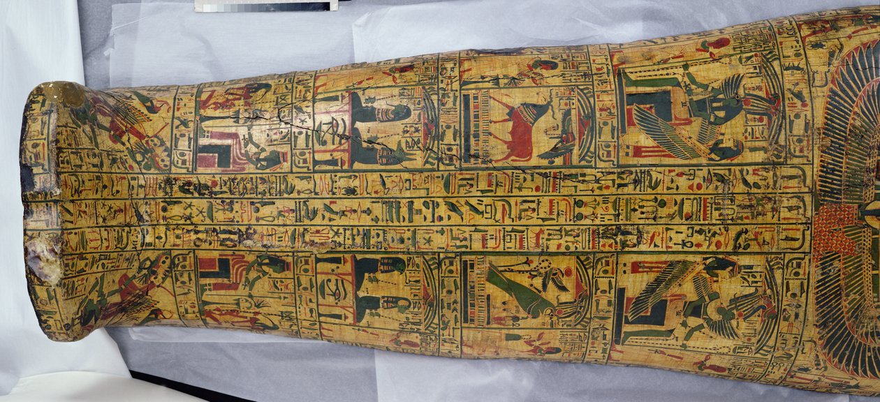 Detalhe da capa da múmia de Nesyamun, possivelmente encontrada em Deir El-Bahri, New Kingdom, c.1100 BC (madeira pintada) de Egyptian 20th Dynasty
