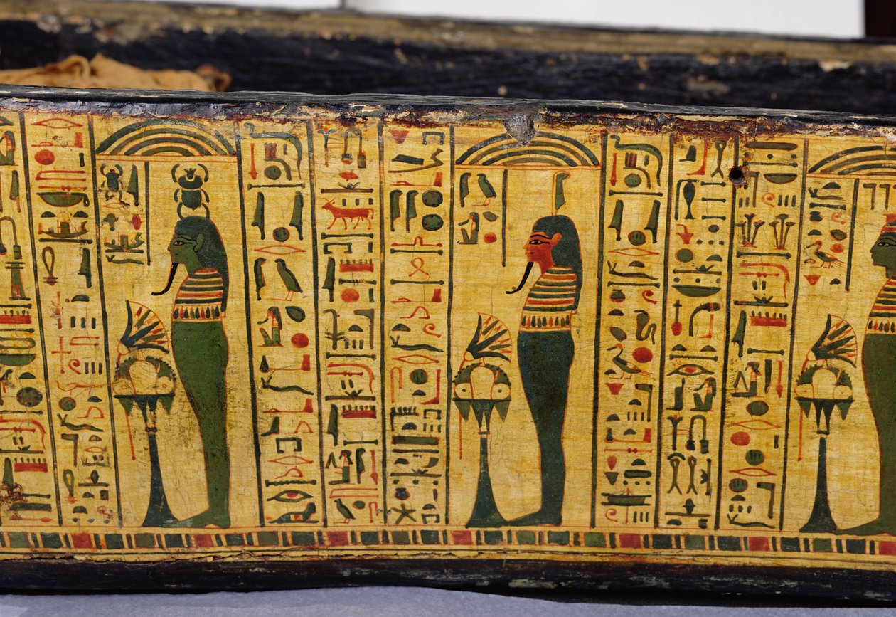 Detalhe da base exterior do caixão da múmia de Nesyamun, possivelmente encontrada em Deir El-Bahri, New Kingdom, c.1100 BC (madeira pintada) de Egyptian 20th Dynasty