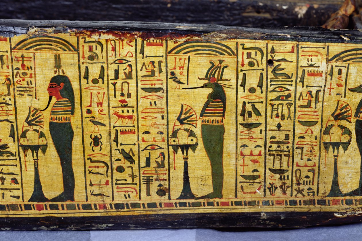 Detalhe da base exterior do caixão da múmia de Nesyamun, possivelmente encontrada em Deir El-Bahri, New Kingdom, c.1100 BC (madeira pintada) de Egyptian 20th Dynasty