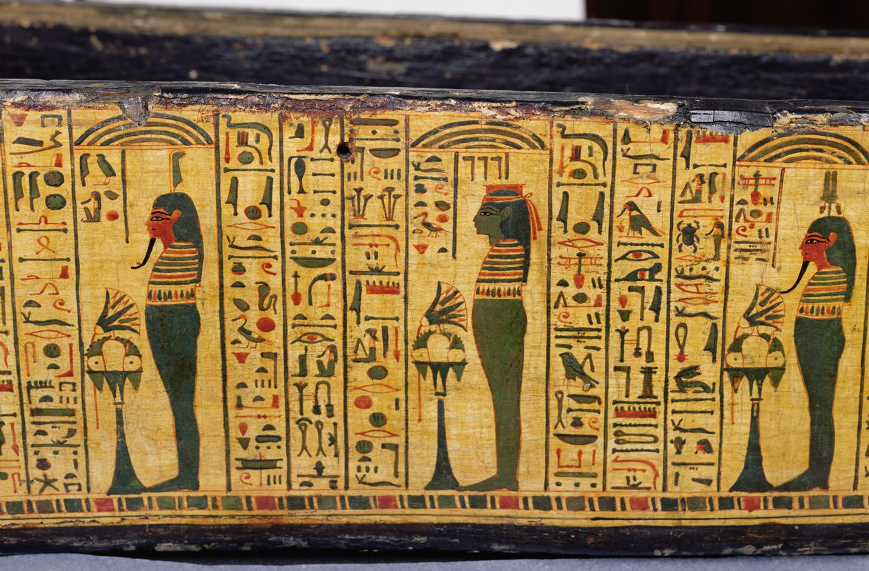 Detalhe da base exterior do caixão da múmia de Nesyamun, possivelmente encontrada em Deir El-Bahri, New Kingdom, c.1100 BC (madeira pintada) de Egyptian 20th Dynasty