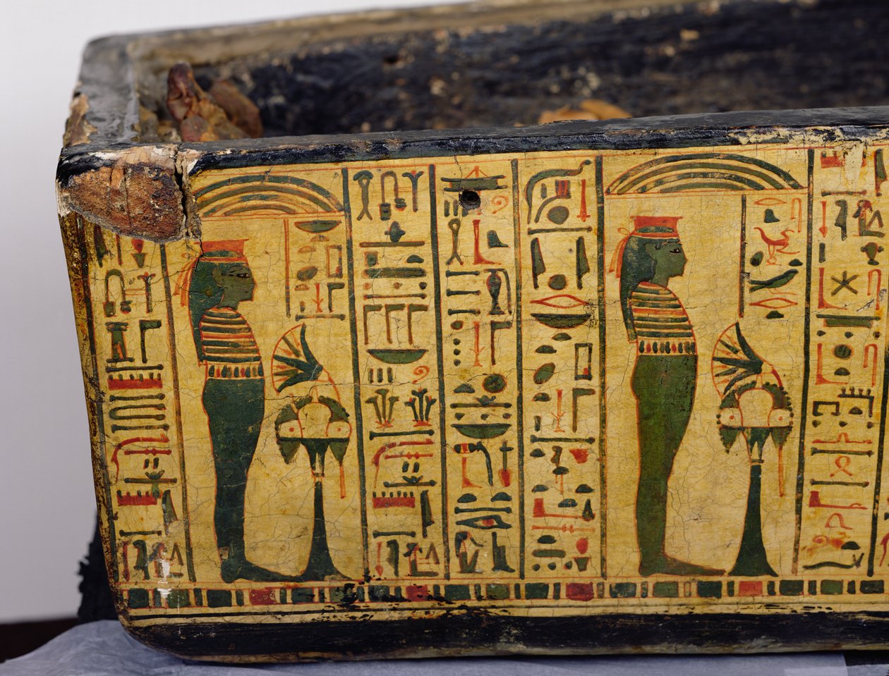 Detalhe da base exterior do caixão da múmia de Nesyamun, possivelmente encontrada em Deir El-Bahri, New Kingdom, c.1100 BC (madeira pintada) de Egyptian 20th Dynasty