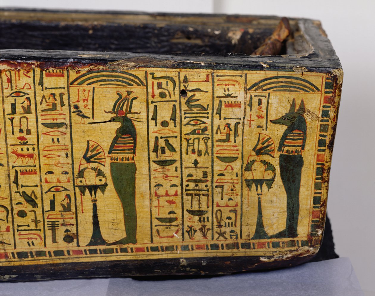 Detalhe da base exterior do caixão da múmia de Nesyamun, possivelmente encontrada em Deir El-Bahri, New Kingdom, c.1100 BC (madeira pintada) de Egyptian 20th Dynasty