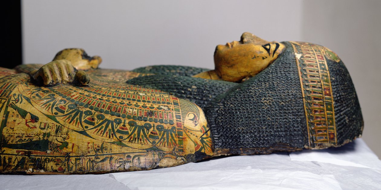Detalhe da tampa exterior do caixão da múmia de Nesyamun, possivelmente encontrada em Deir El-Bahri, New Kingdom, c.1100 BC (madeira pintada) de Egyptian 20th Dynasty