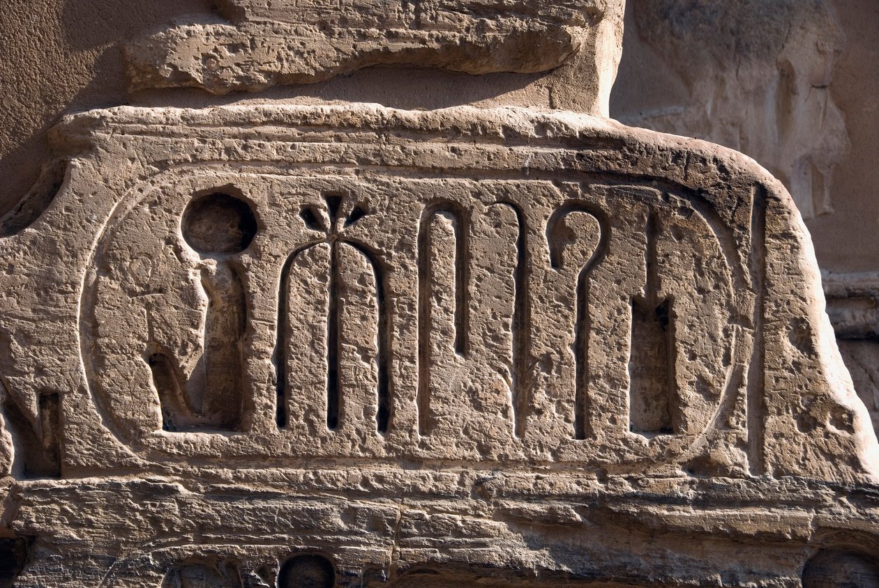 Antiquite egípcio: cartucho do faraó Ramsés III. Templo Funerário de Ramsés III (1187-1156 AC). Luxor, Medinet Habou, Egito de Egyptian 20th Dynasty
