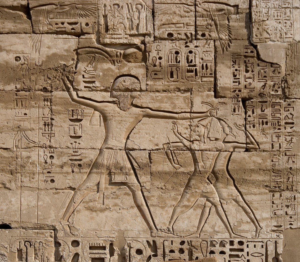 Antiquidade egípcia: detalhe de relevos celebrando as vitórias do faraó sobre os povos do mar. Templo Funerário de Ramsés III (1187-1156 AC). Luxor, Medinet Habou, Egito de Egyptian 20th Dynasty