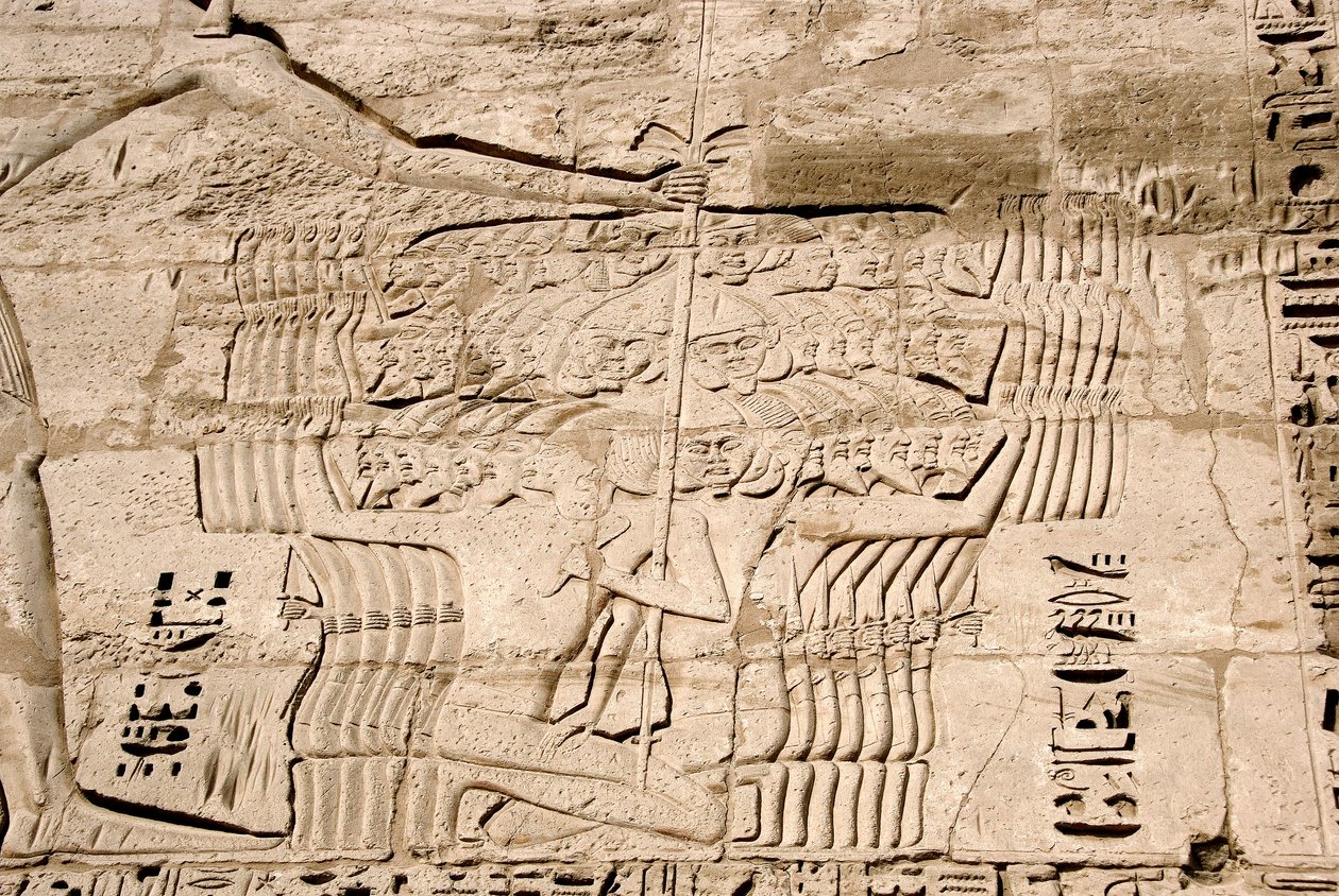 Antiquidade egípcia: detalhe dos relevos da primeira torre representando a captura de combatentes pertencentes aos povos do mar, inimigos de Ramsés III. Templo Funerário de Ramsés III (1187-1156 AC). Luxor, Medinet Habou, Egito. de Egyptian 20th Dynasty