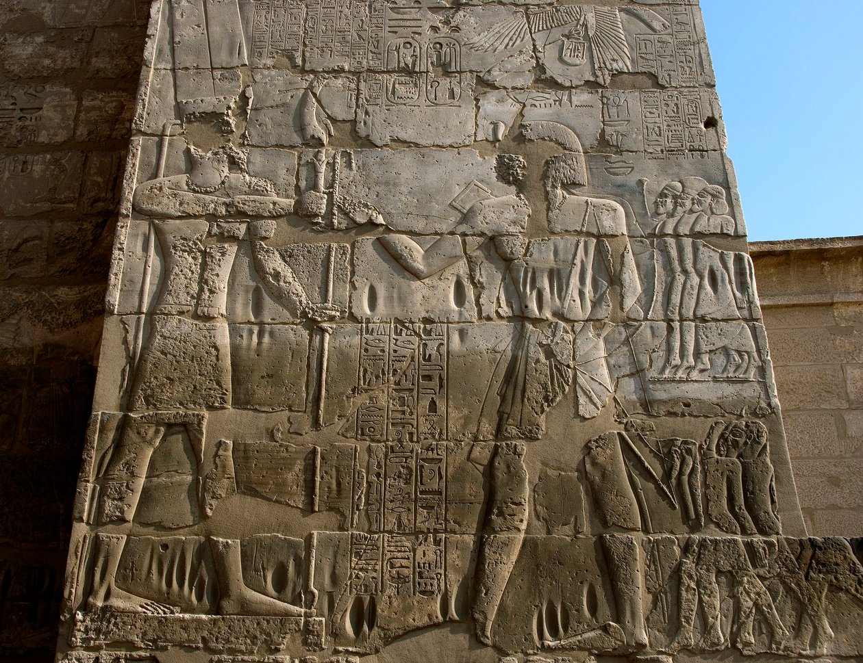 Antiquite egípcio: templo funerário de Ramsés III (1187-1156 AC). Baixo relevo representando o faraó recebendo a insígnia do poder das mãos de Amon. Luxor, Medinet Habou, Egito de Egyptian 20th Dynasty