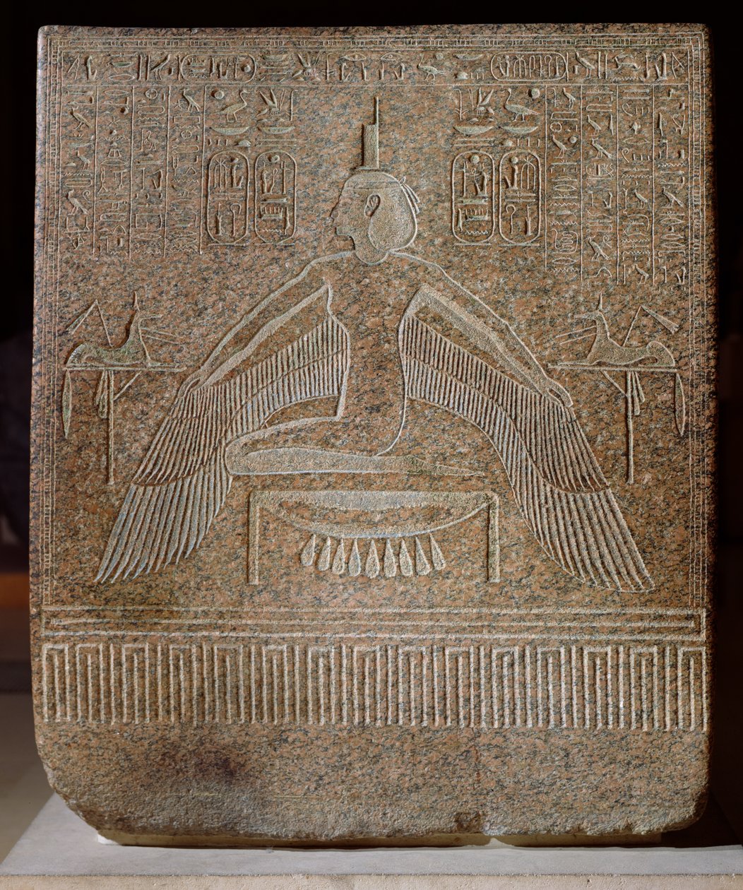 Isis Pterophor, do sarcófago de Ramesses III (c.11854-1153 aC) de seu túmulo no Vale dos Reis, Novo Reino (granito rosa) de Egyptian 20th Dynasty
