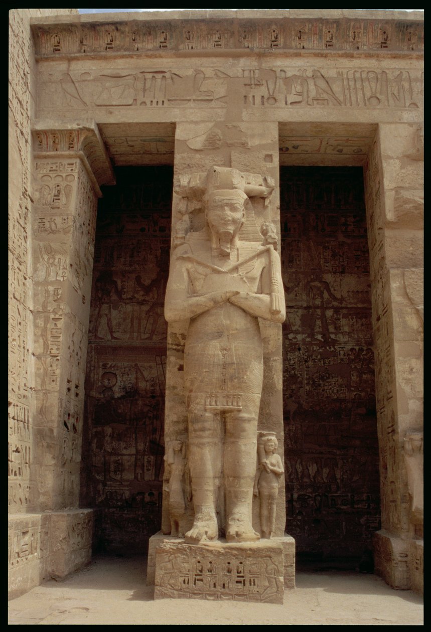 Uma das figuras em pé de Ramesses III (c.1184-1153 aC) como o deus Osiris, lado leste da primeira corte ou, a Sala das Aparições, do Templo Mortuário de Ramsés III, Novo Reino, c.1185-10 de Egyptian 20th Dynasty