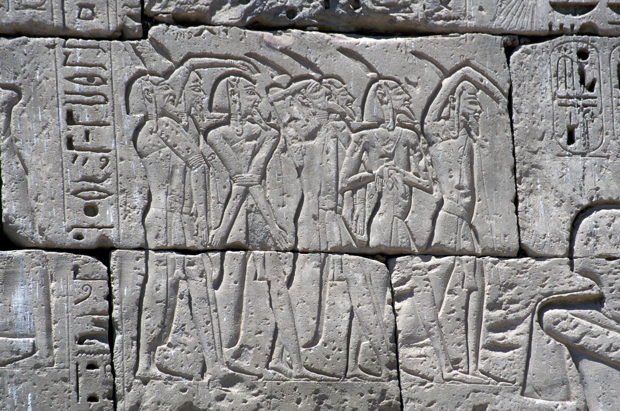Relief retratando prisioneiros do norte na Batalha de Ramsés III, Grande Templo de Medinet de Egyptian 20th Dynasty