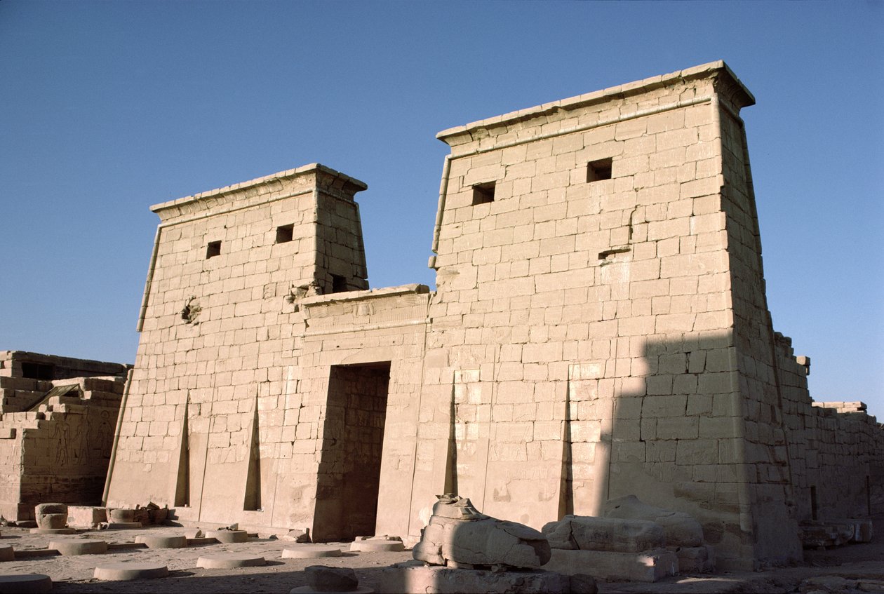 Fachada Sul e Pylon do Templo de Khonsu, Novo Reino, c.1100 aC de Egyptian 20th Dynasty