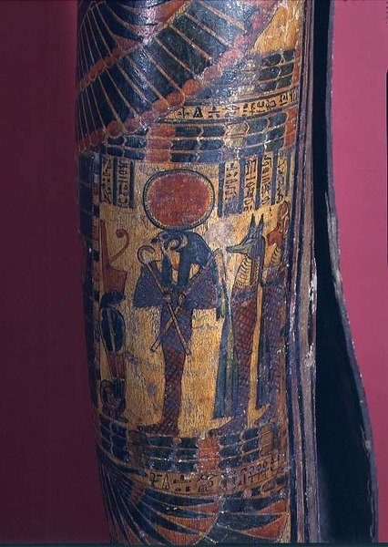 Detalhe do sarcófago mostrando Re-Harakhty com disco solar, segurando ceptros de vigarista e flail, dois filhos de Horus em pé atrás, Terceiro Período Intermediário, 850-730 BC (gesso policromado) (detalhe de 83357) de Egyptian 22nd Dynasty