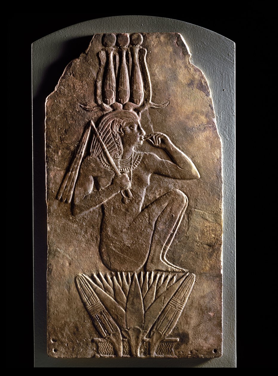 Placa de Iuput II como o deus-filho que emerge da flor de lótus (faiança) de Egyptian 23rd Dynasty