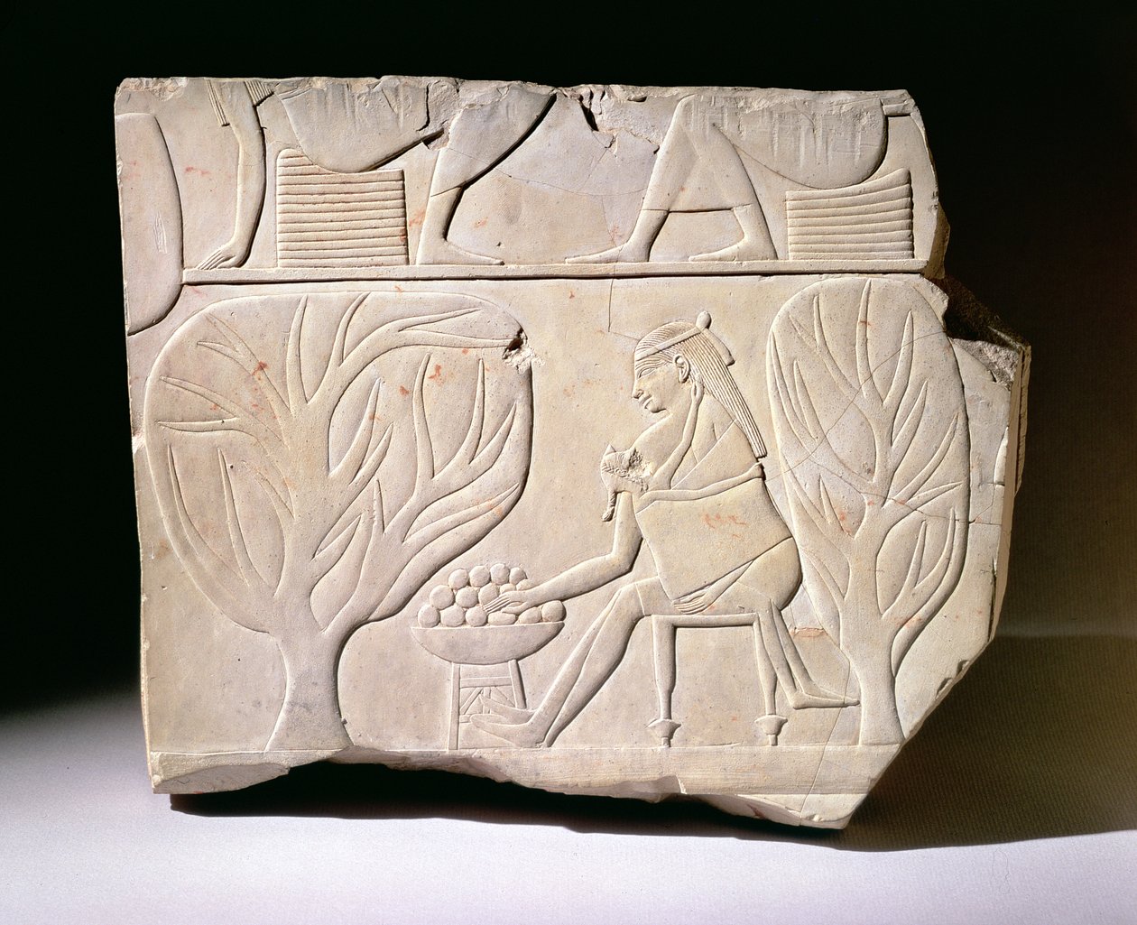 Socorro de uma mulher com criança alcançando um figo de sicômoro, do túmulo de Montuemhat, Tebas Ocidentais, período tardio de Egyptian 25th Dynasty