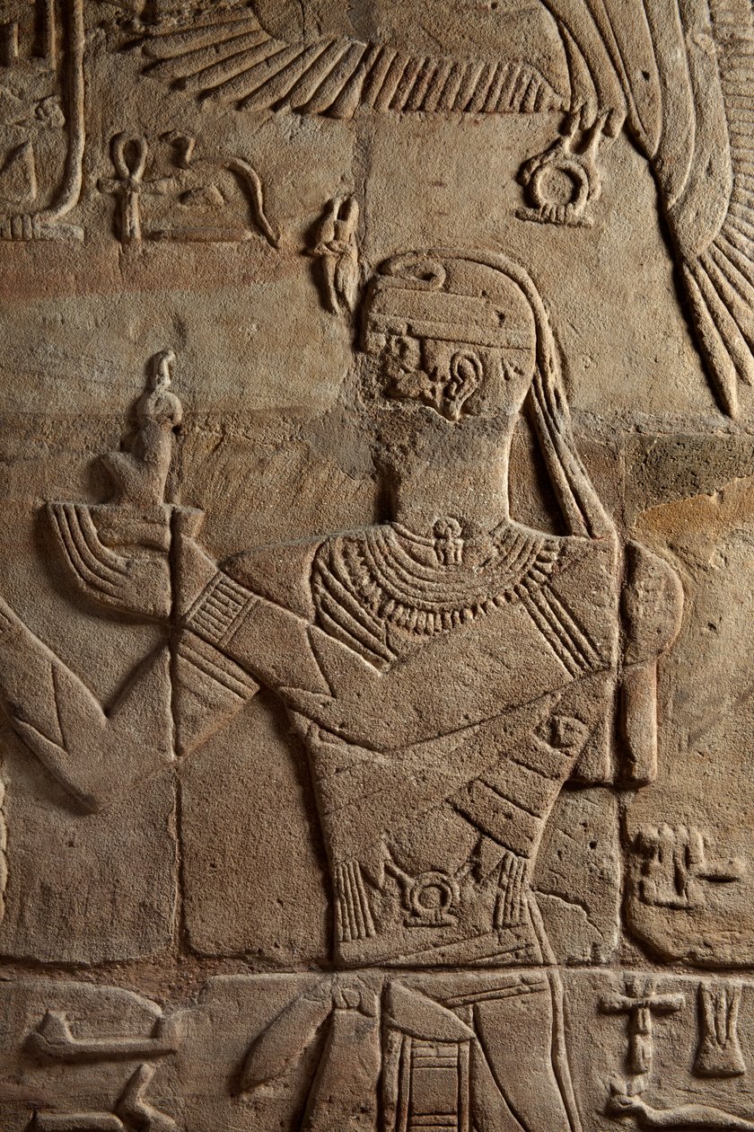 Relevo sobre um santuário erigido pelo faraó Taharqa na corte do Templo de Amun construído por ele em Kawa, em Núbia, 25ª Dinastia, Período Final, 690-64 AC (arenito) (detalhe de 107896) de Egyptian 25th Dynasty