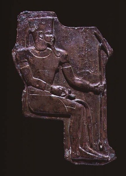 Placa de alívio do Deus Amun, do Templo de Isis em Saqqara, Período Final, c.760-656 a.C. (liga de cobre) de Egyptian 25th Dynasty