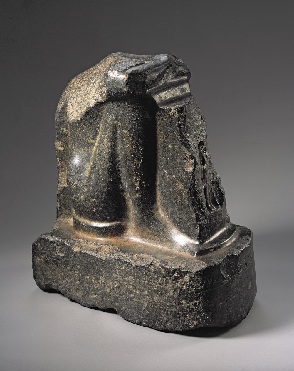 Fragmento de uma estátua naofósica, período dinástico tardio (basalto) de Egyptian 26th Dynasty