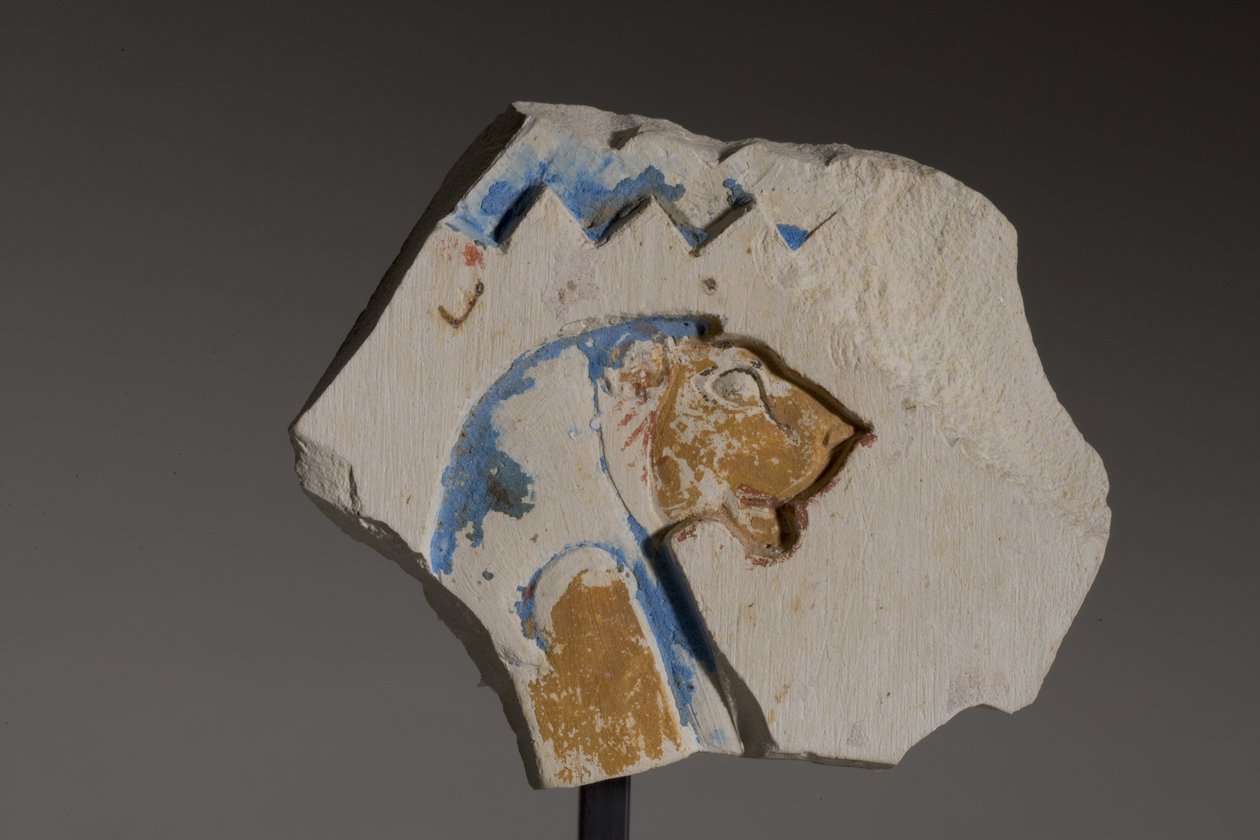 Fragmento com um hieróglifo de cabeça de leão, Late Period (calcário pintado) de Egyptian 26th Dynasty