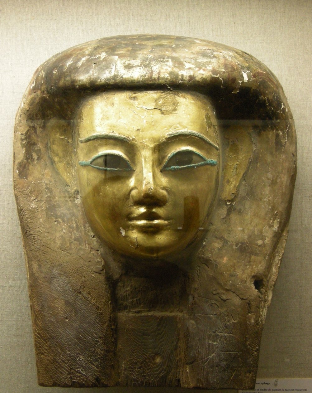 Cabeça de um sarcófago, Sait Period (madeira de palma com folha de ouro) de Egyptian 26th Dynasty