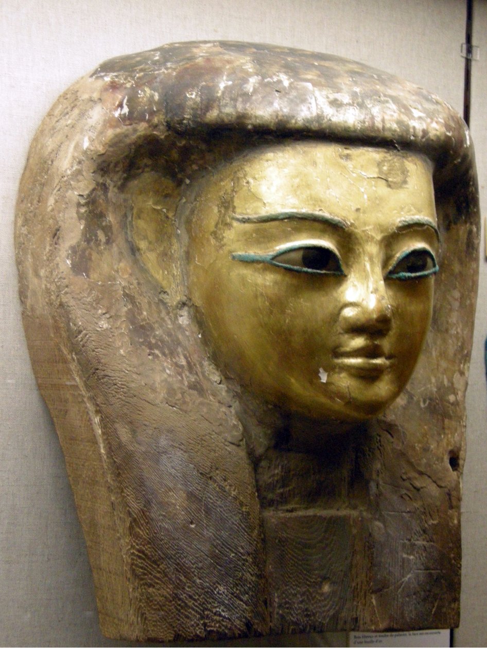 Cabeça de um sarcófago, Sait Period (madeira de palma com folha de ouro) de Egyptian 26th Dynasty