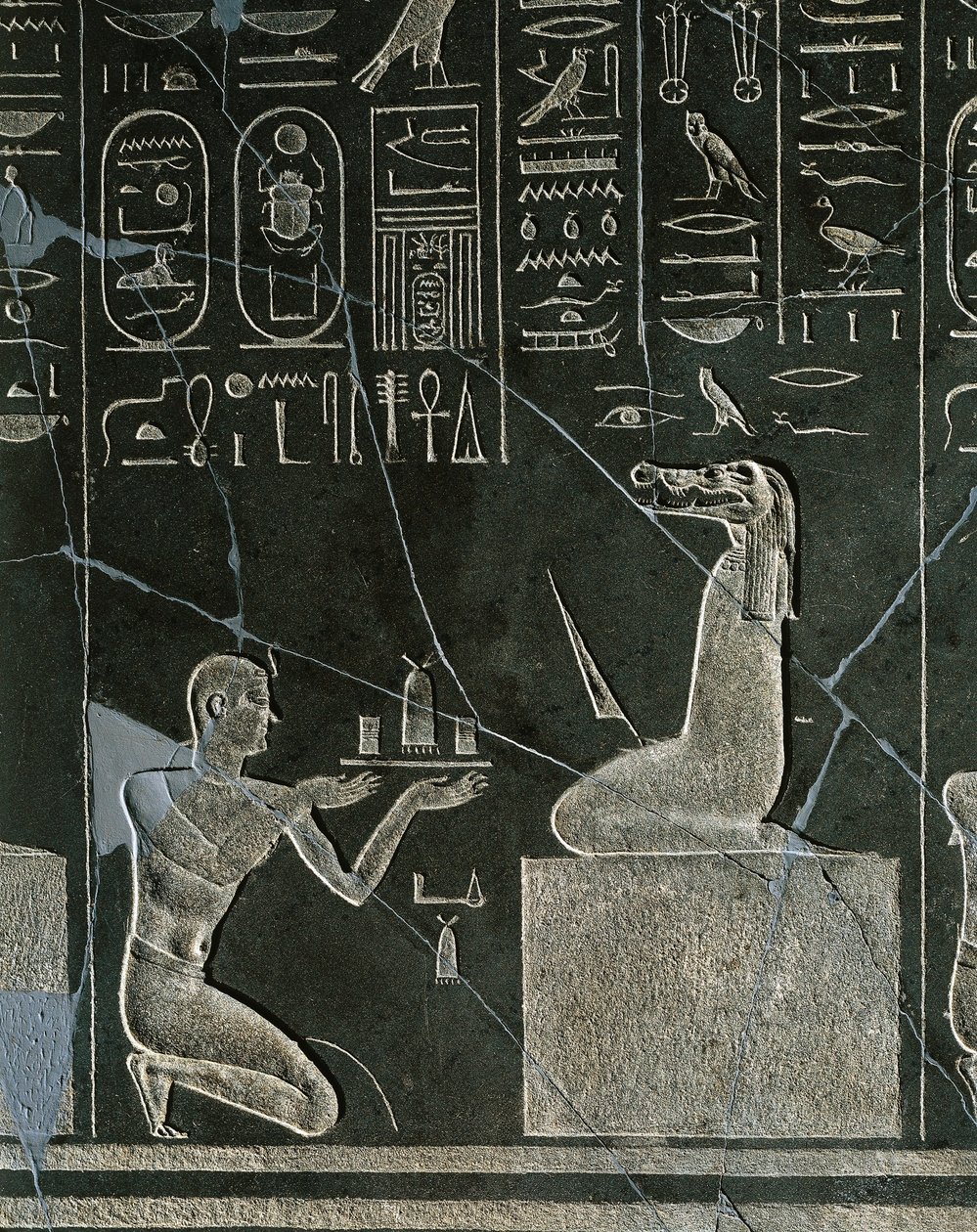 Dolerite alívio de Nectanebo I, rei oferecendo presente ao demônio cabeça de crocodilo, de Heliópolis, no templo de Atum. de Egyptian 30th Dynasty