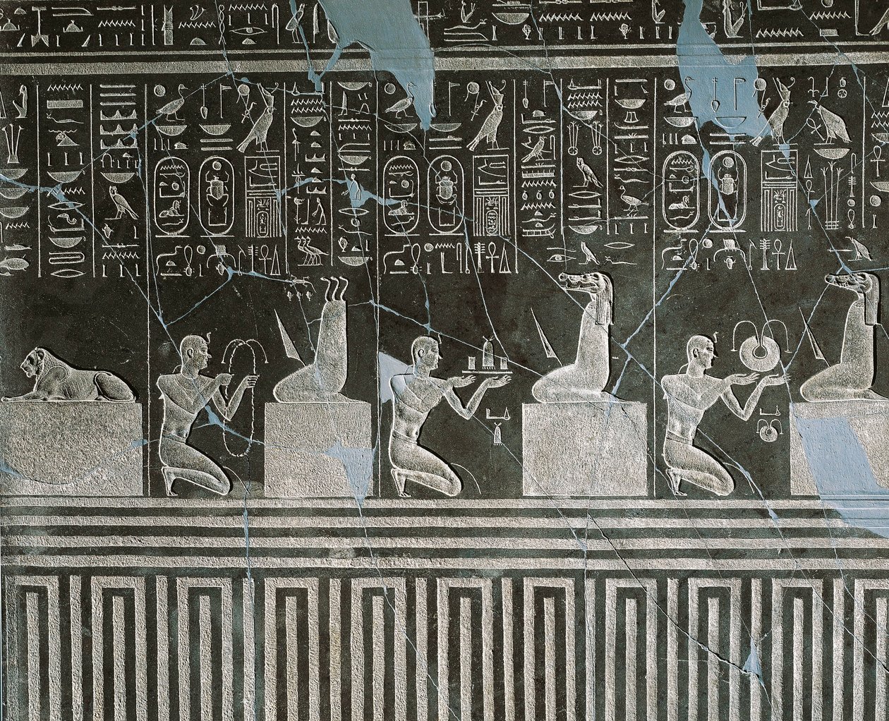 Dolerite alívio de Nectanebo I, rei oferecendo presentes ao demônio, de Heliópolis no templo de Atum de Egyptian 30th Dynasty