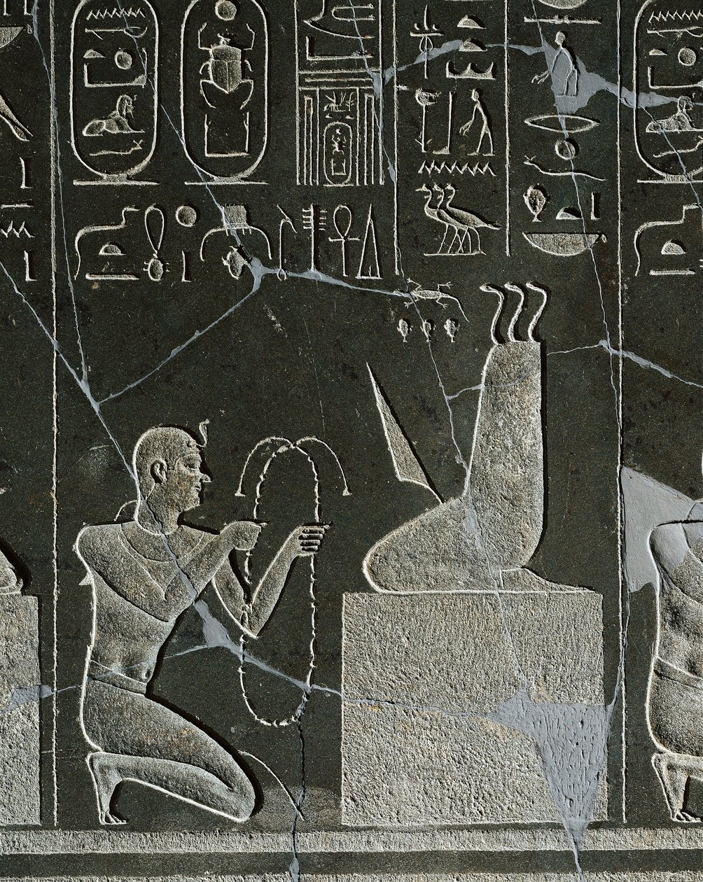 Alívio dolerite de Nectanebo I, rei oferecendo colar ao demônio, representado por lâmina de faca e três cobras, de Heliópolis no templo de Atum. de Egyptian 30th Dynasty