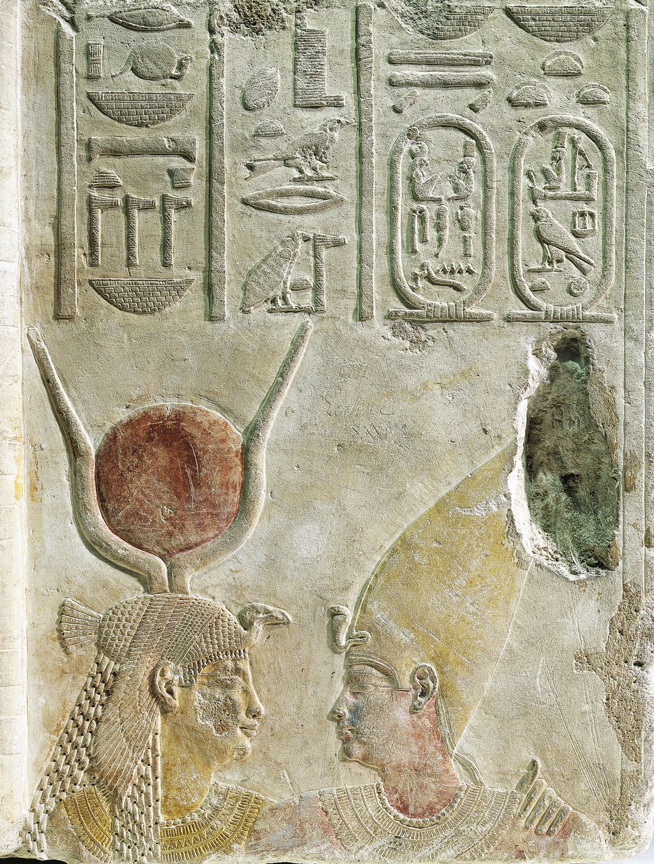 Rei Nectanebo II (360-343 a.C.) recebido pela deusa Ísis, relevo calcário pintado de Egyptian 30th Dynasty