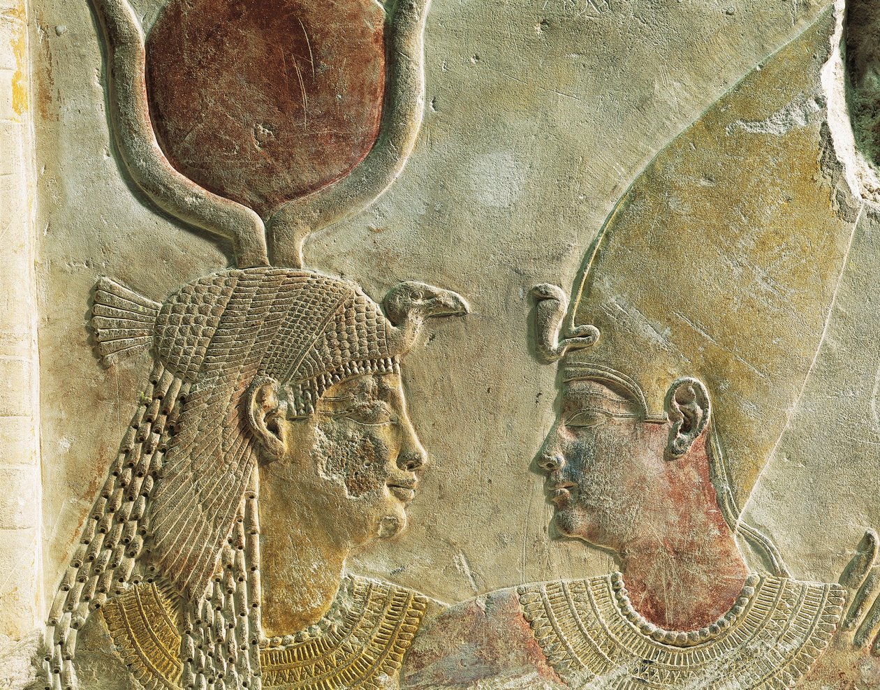 Rei Nectanebo II (360-343 AC) recebido pela deusa Ísis, relevo de calcário pintado, de Serapeum em Saqqara, detalhe de Egyptian 30th Dynasty