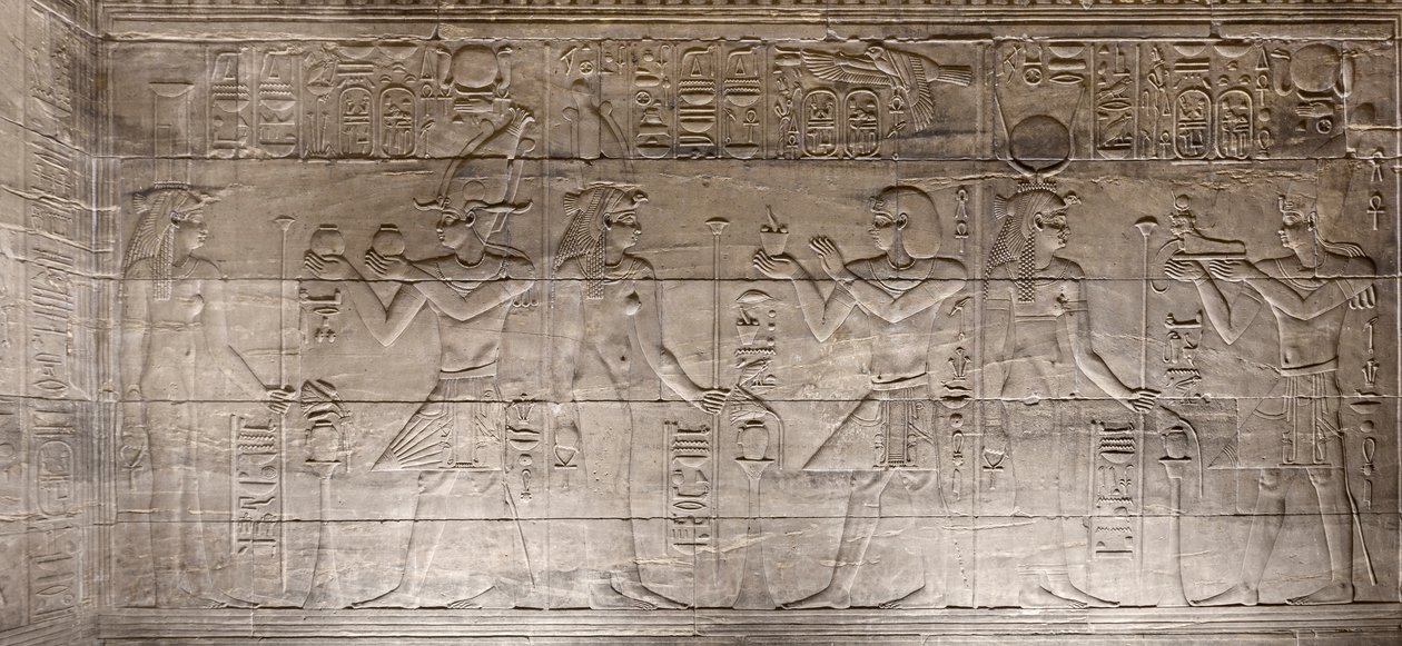 Alívio no santuário interior, templo de Filae, Assuão, Egipto de Egyptian 30th Dynasty