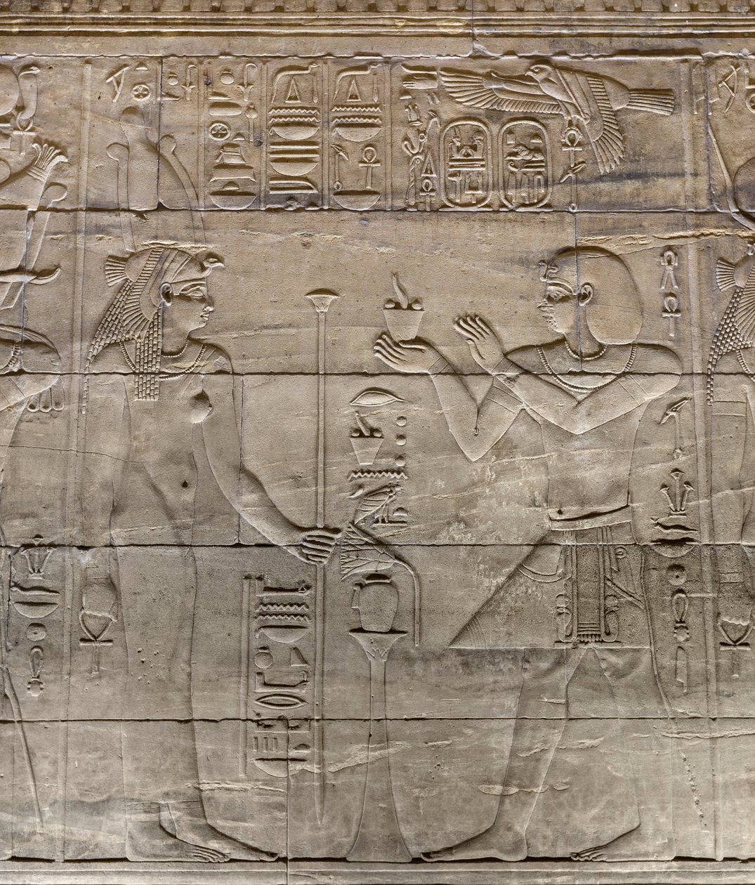 Alívio no santuário interior, templo de Filae, Assuão, Egipto de Egyptian 30th Dynasty