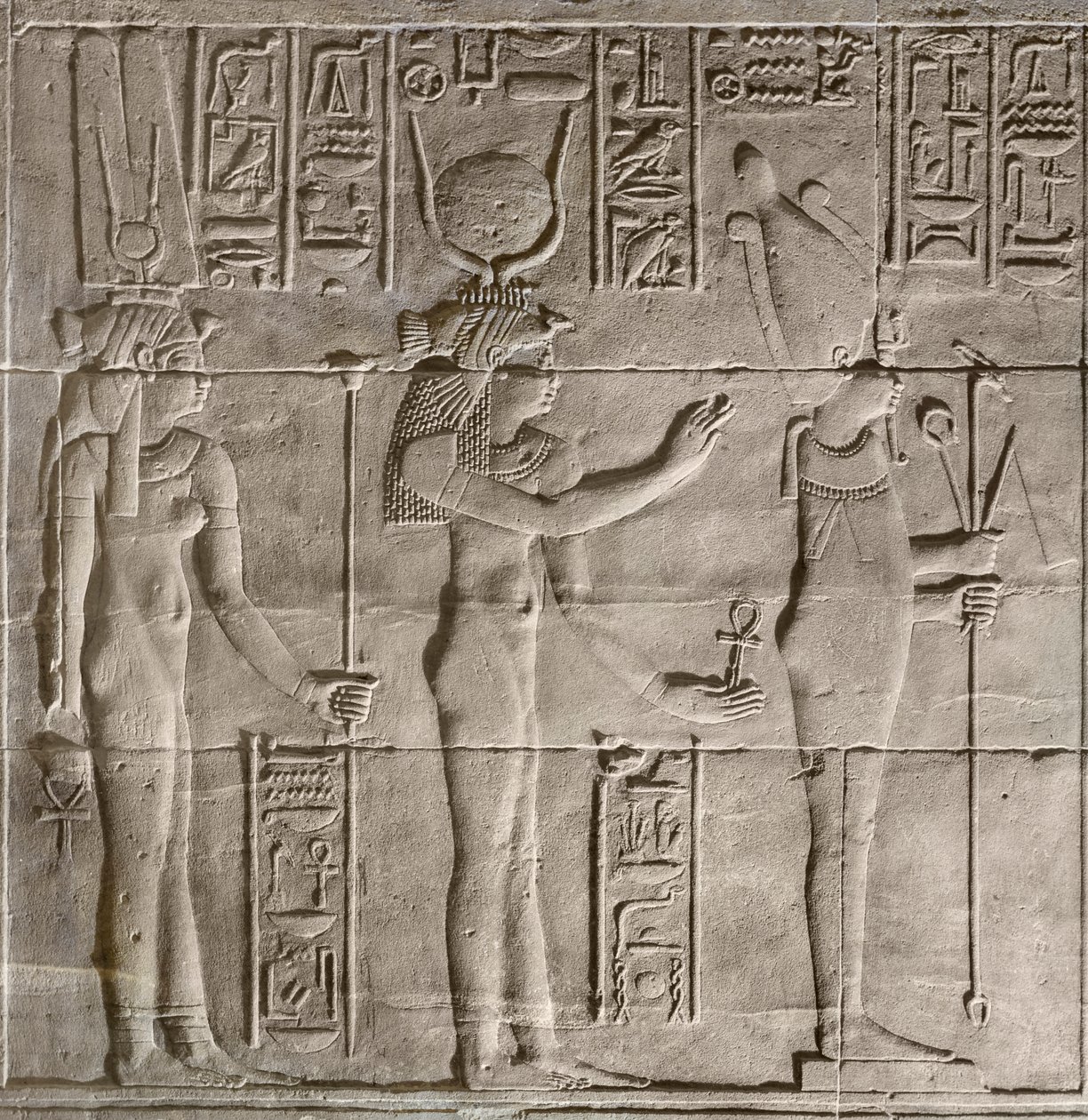 Alívio no santuário interior, templo de Filae, Assuão, Egipto de Egyptian 30th Dynasty