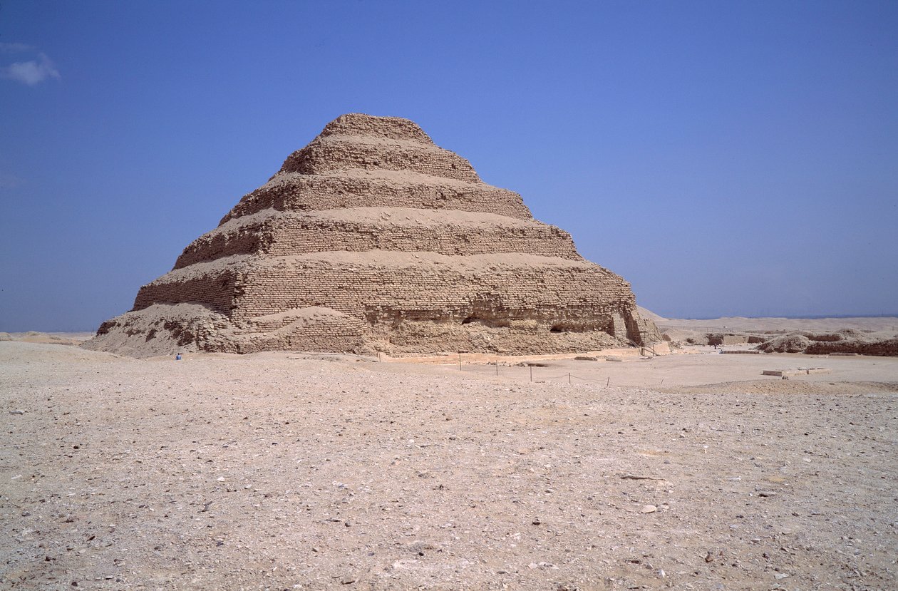 Antiguidade egípcia: Vista da Pirâmide de Sakkarah. Construção de Imhotep para o Rei Djeser (cerca de 2.700 AC) (3ª Dinastia) Saqqarah, Egipto de Egyptian 3rd Dynasty