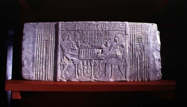 Cornija de uma porta falsa de uma mastaba-tumba representando o proprietário do túmulo Shery, um alto funcionário da Dinastia IV e sua esposa Khentetka, Saqqara, Old Kingdom (calcário) de Egyptian 4th Dynasty