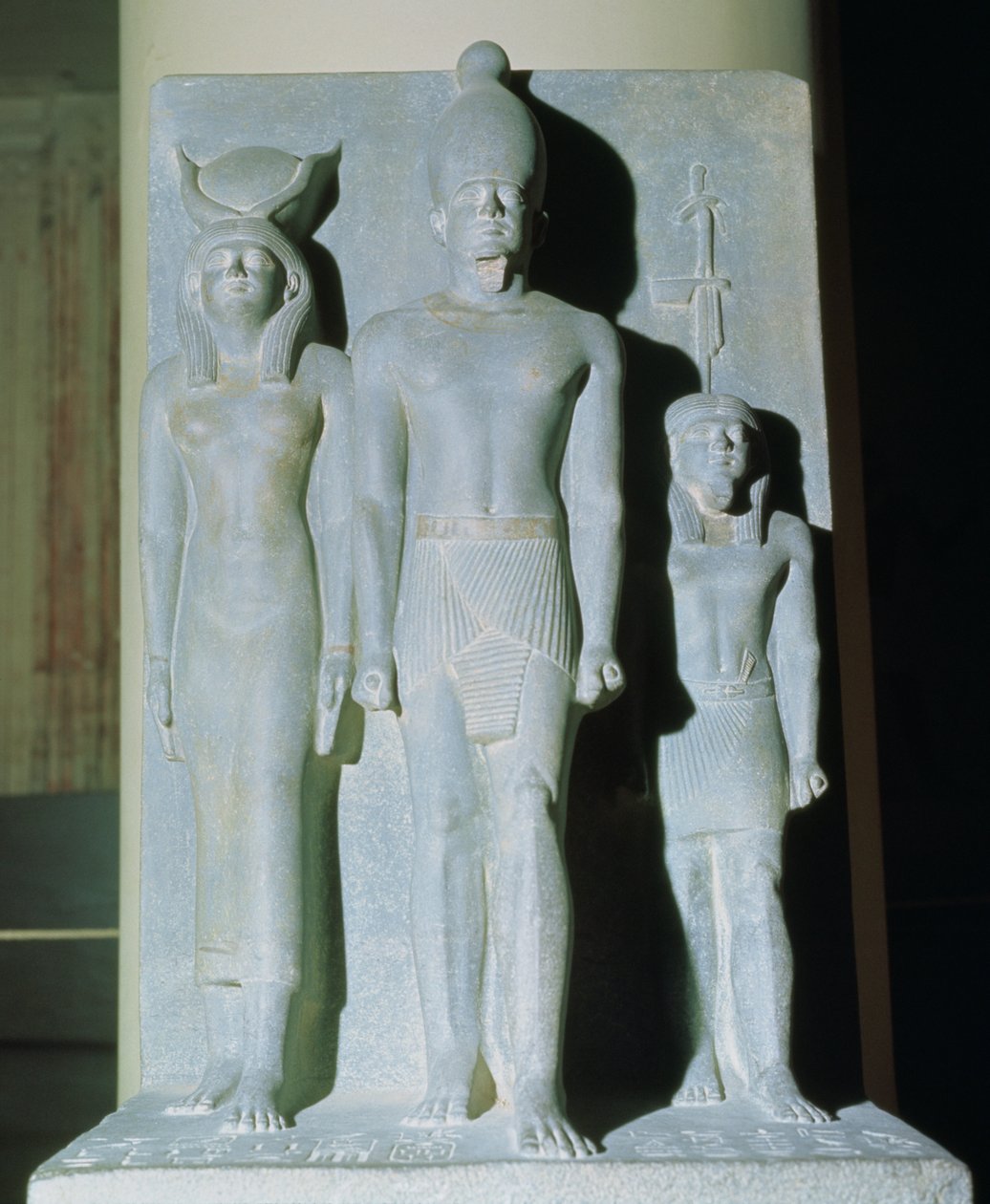 Tríade de Menkaure (Mycerinus) com a deusa Hathor e uma das deidades do nome, tirada do Templo do Vale da Pirâmide de Menkaure em Giza, Reino Antigo, c.2529 aC (xisto) (ver também 68318) de Egyptian 4th Dynasty