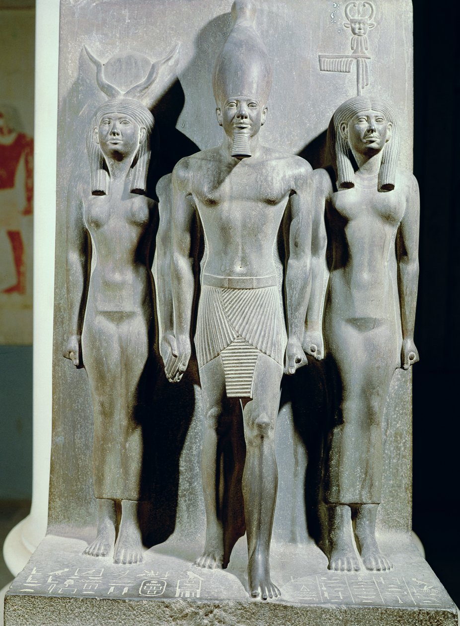 Tríade de Menkaure (Mycerinus) com a deusa Hathor e a deusa do nome Aphroditopolis, tirada do Vale do Templo da Pirâmide de Menkaure em Giza, Old Kingdom, c.2529 aC (xisto) (ver de Egyptian 4th Dynasty