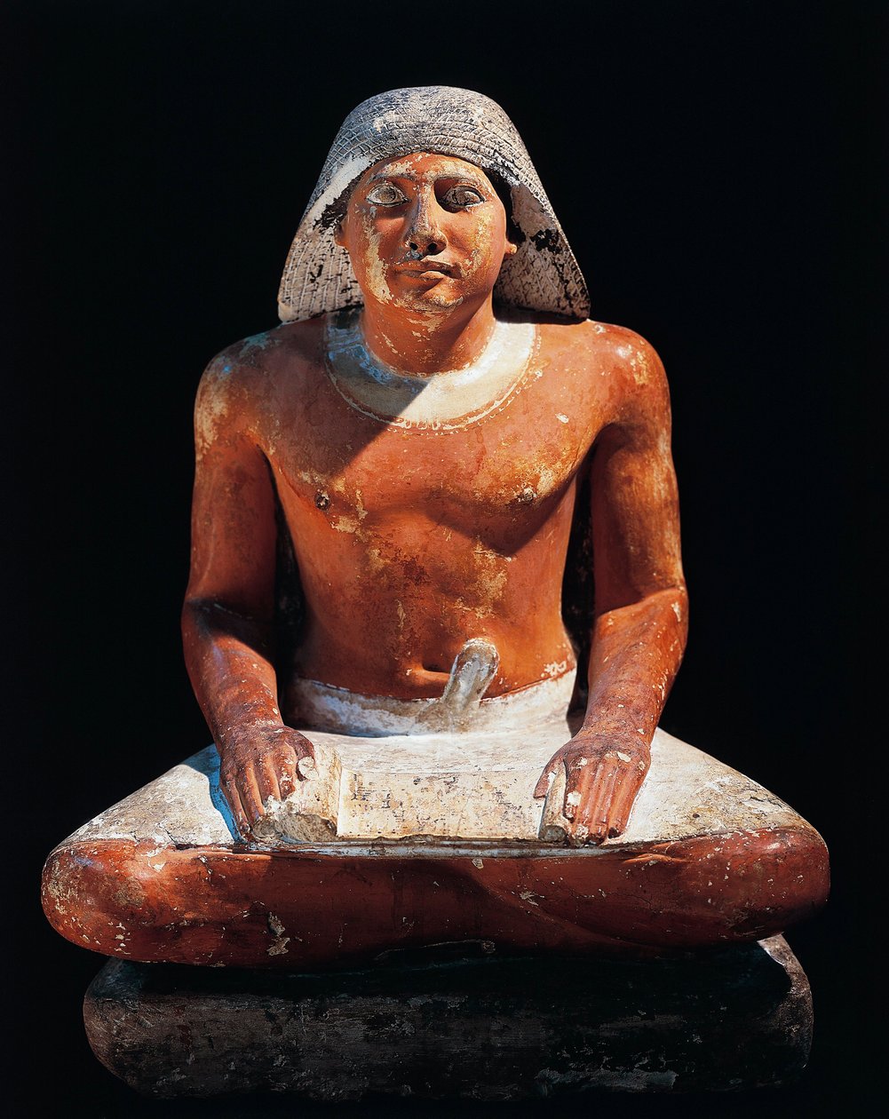 Antigo Egipto: estátua de um escriba sentado da necrópole de Saqqara (Sakkara), 5ª dinastia, antigo império (calcário) de Egyptian 5th Dynasty