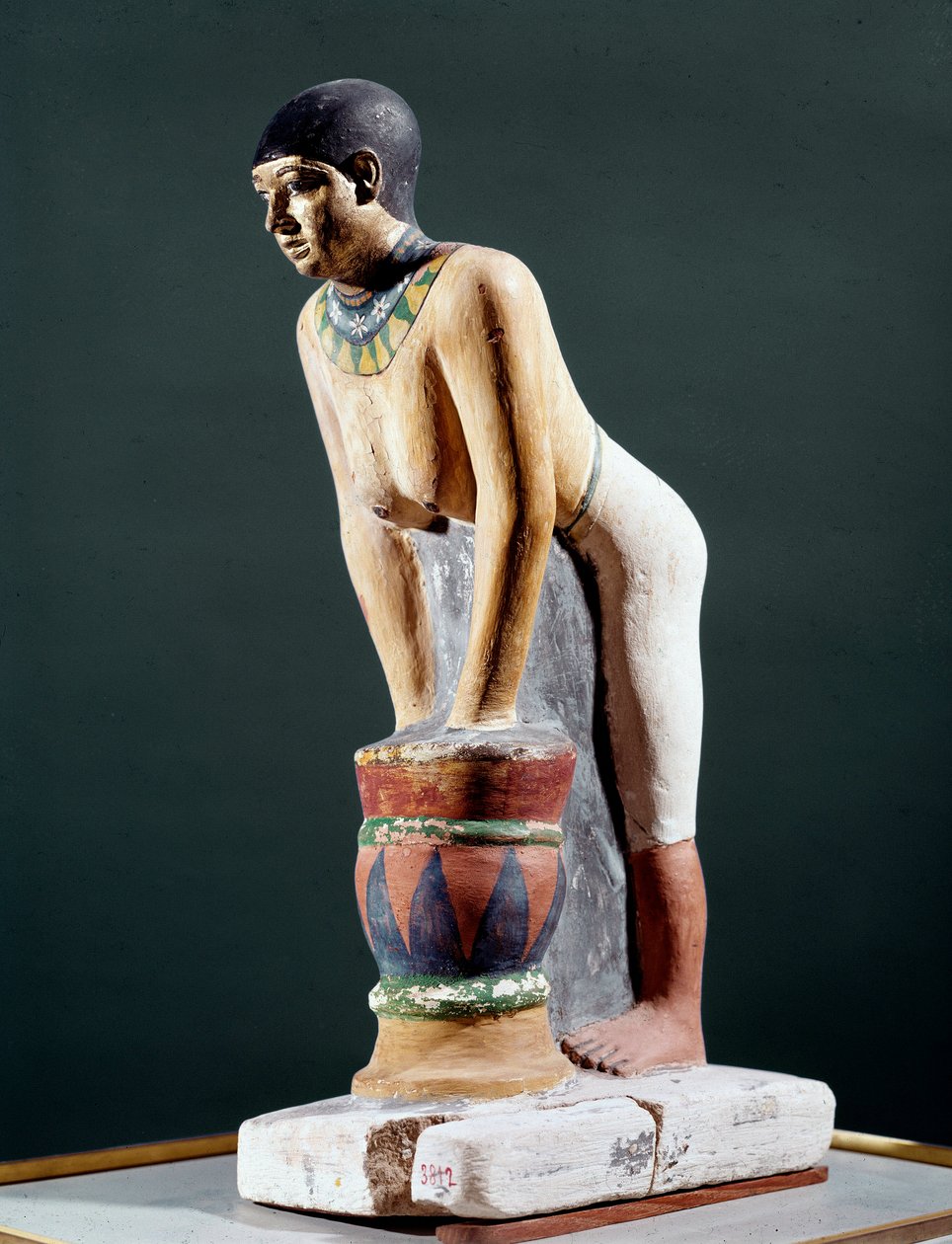 Antiquidade egípcia: "Cevada egípcia de trabalho para fazer cerveja" Figurine. 5ª Dinastia. 2400 AC. Florença, Museo Archeologico - Antiguidades egípcias: Mulher egípcia a filtrar pão de cevada para fazer cerveja. Figurino. 5ª dinastia. 2400 AC. M Arqueoló de Egyptian 5th Dynasty