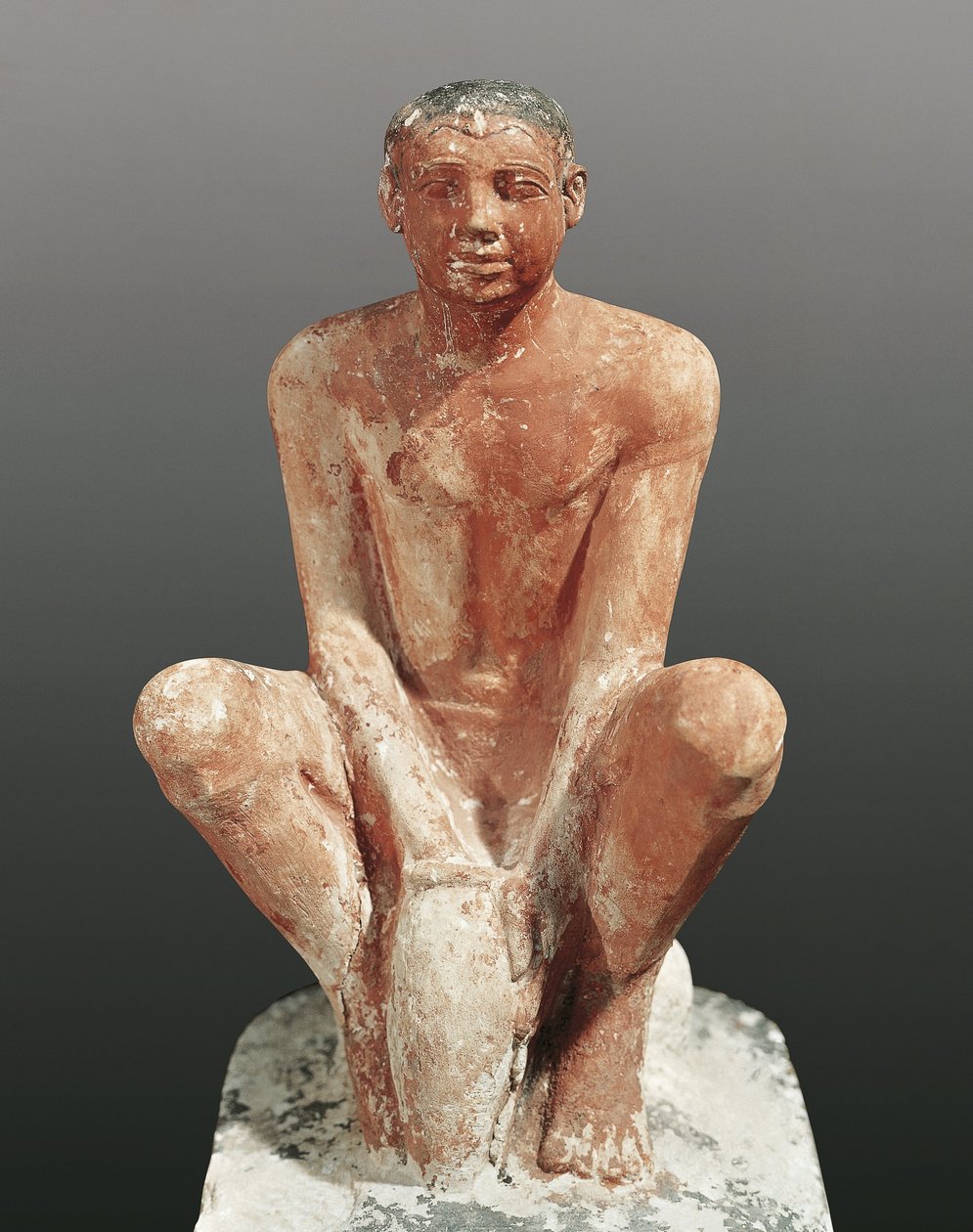 Civilização egípcia, estátua de pedra calcária pintada representando o homem modelando argila, de Saqqara, Egipto,c.2465 século V a.C. (pedra calcária) de Egyptian 5th Dynasty