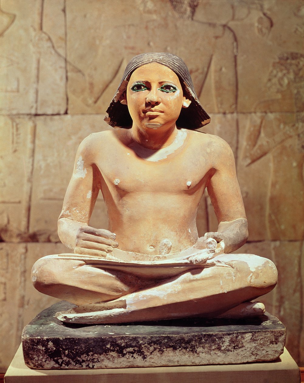 Escriba sentado de pernas cruzadas segurando um rolo de papiro, de Saqqara, Antigo Reino c.2475 aC (calcário) de Egyptian 5th Dynasty