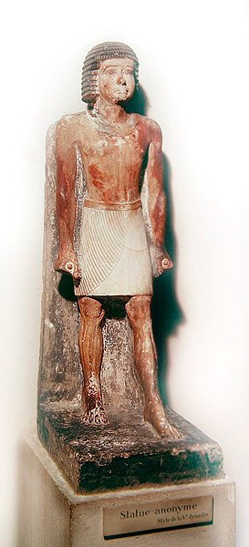 Estátua de um homem em pé com um shenti branco (calcário pintado) de Egyptian 5th Dynasty
