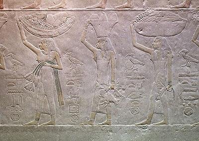 Mulheres personificando domínios de mortes e trazendo ofertas, do Mastaba de Akhutotep, Reino Antigo (calcário pintado) de Egyptian 5th Dynasty