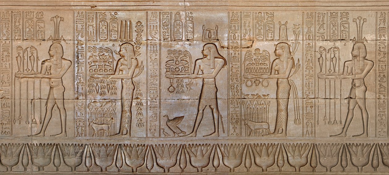 Antiguidade egípcia: procissão de divindades - Detalhe da parede leste do templo da deusa Hathor a Denderah, Egito - Civilização egípcia: procissão de divindades, esculpida na parede do Templo de Hathor (ou Templo do Tentyra) em Denderah, construído sob o de Egyptian 6th Dynasty