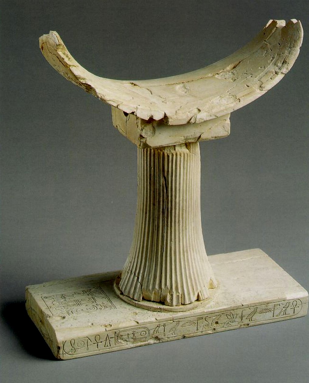 Encosto de cabeça com o nome de Pepi II marfim de Egyptian 6th Dynasty